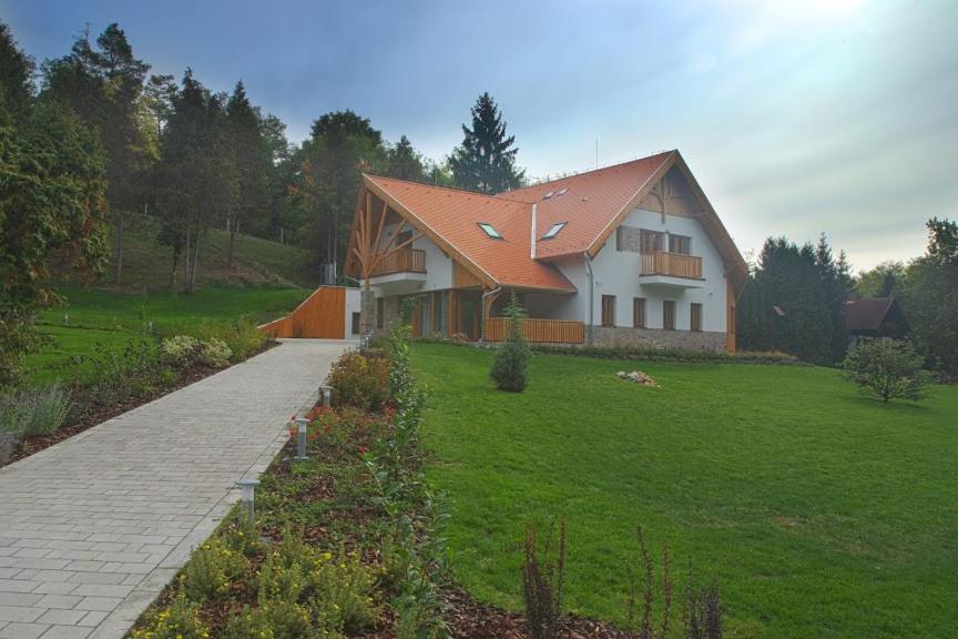 Aliret Vadaszhaz Ságvár Buitenkant foto